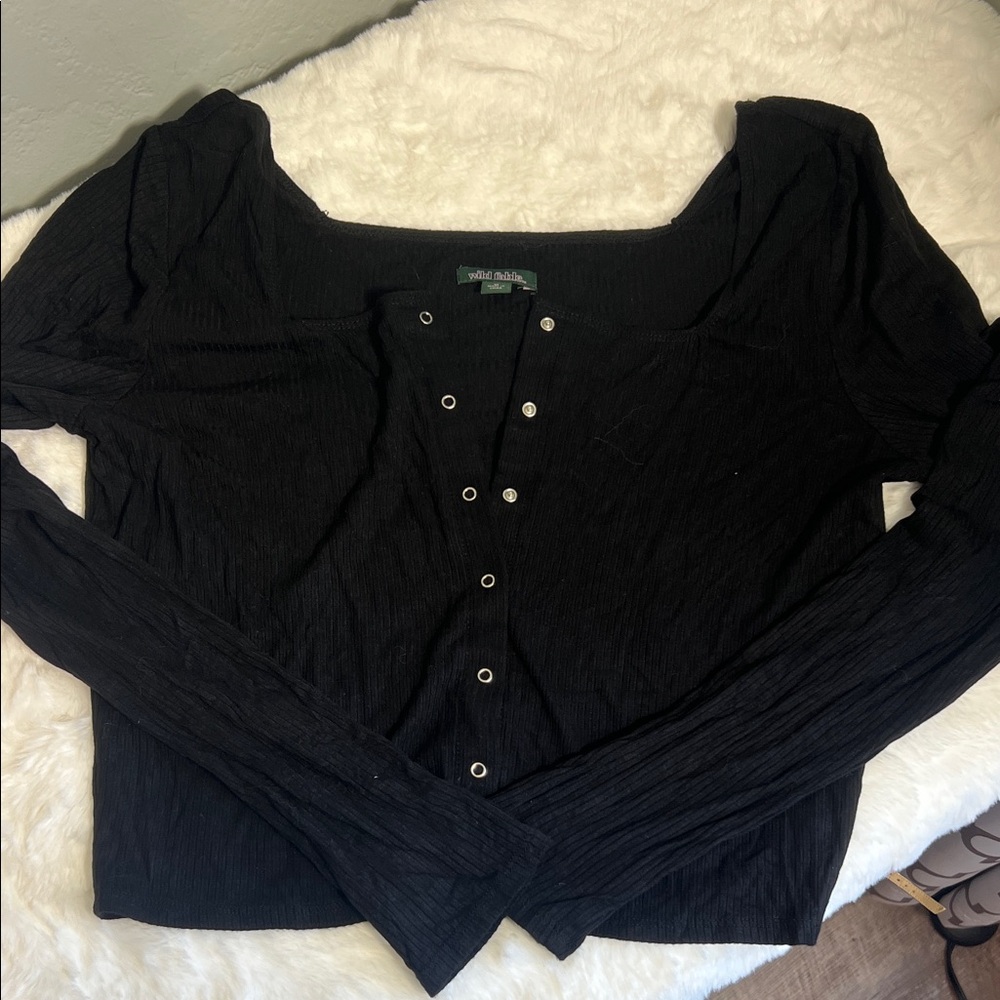 Wild Fable Long Sleeve Scoop-Neck Top with Snap Detail size M
